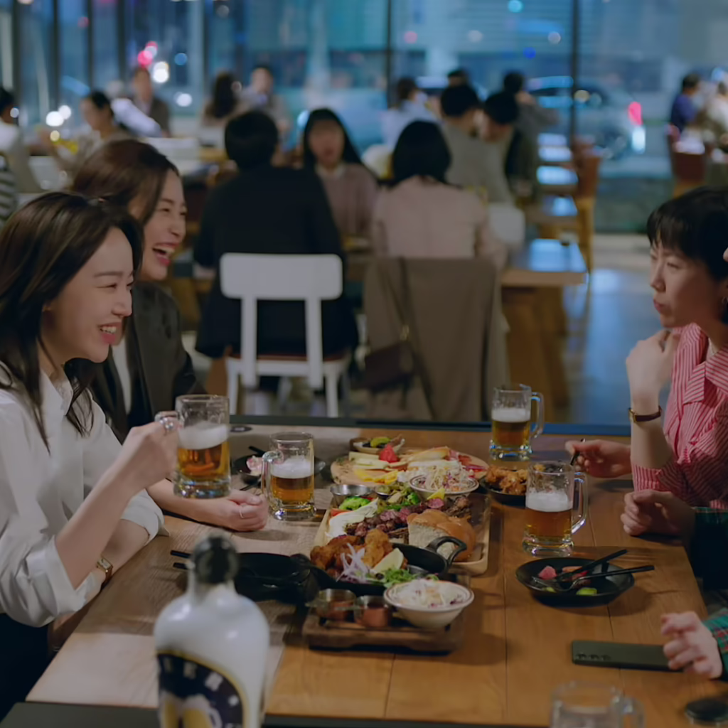 전시회 준비 뒷풀이 장면