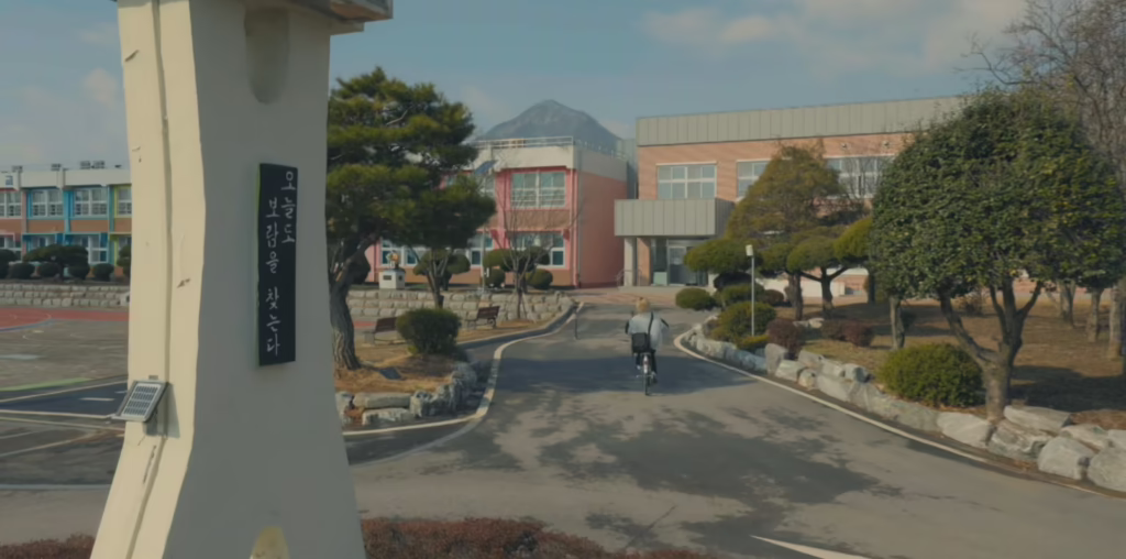 자전거 타고 학교로 출근하는 미지